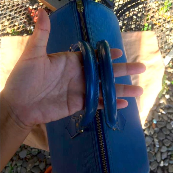 Authentic LV epi leather in speedy 30. - Picture 4 of 7